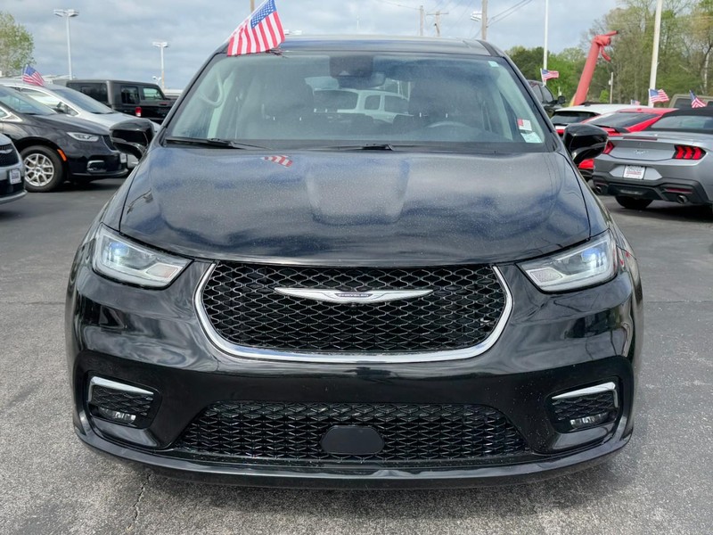 Chrysler Pacifica Vehicle Full-screen Gallery Image 09