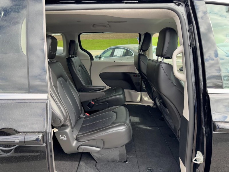 Chrysler Pacifica Vehicle Full-screen Gallery Image 10