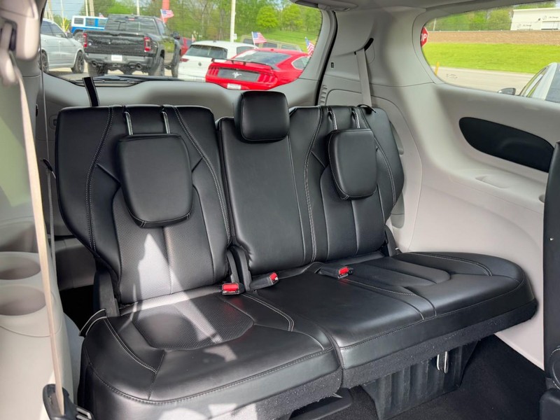 Chrysler Pacifica Vehicle Full-screen Gallery Image 11