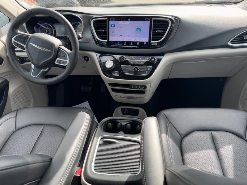 Chrysler Pacifica Vehicle Full-screen Gallery Image 12