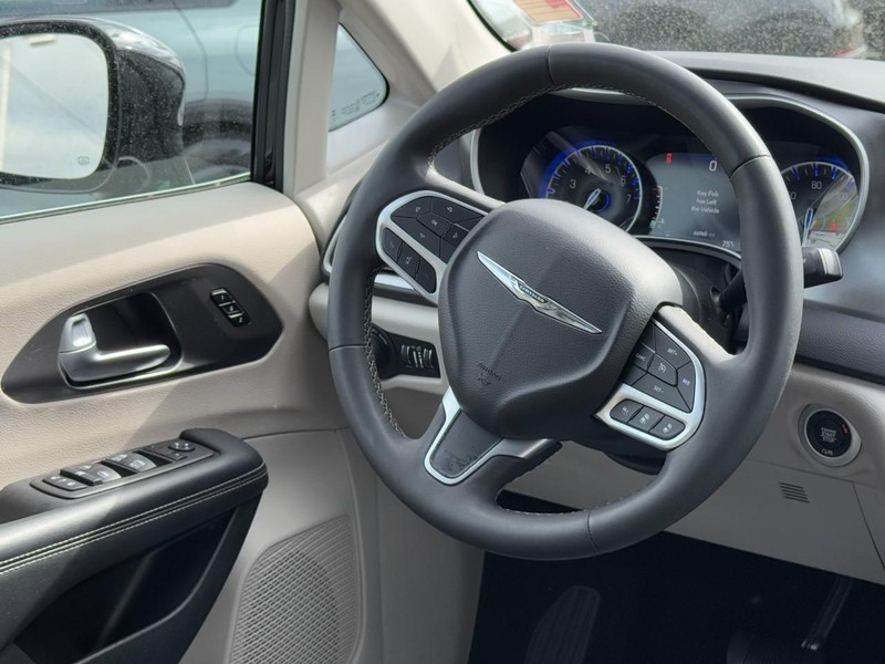 Chrysler Pacifica Vehicle Full-screen Gallery Image 13