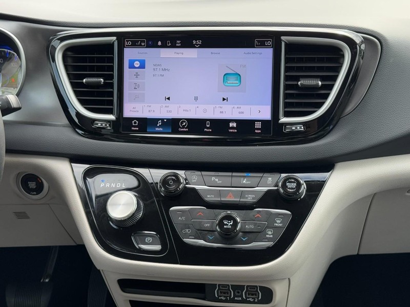 Chrysler Pacifica Vehicle Full-screen Gallery Image 14