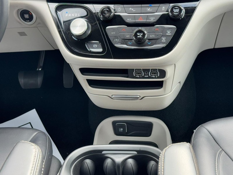 Chrysler Pacifica Vehicle Full-screen Gallery Image 15