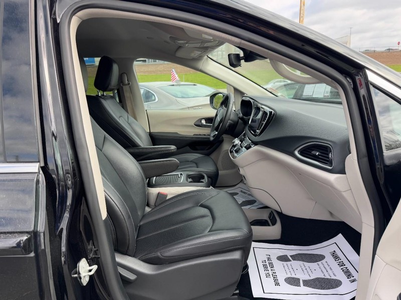 Chrysler Pacifica Vehicle Full-screen Gallery Image 16