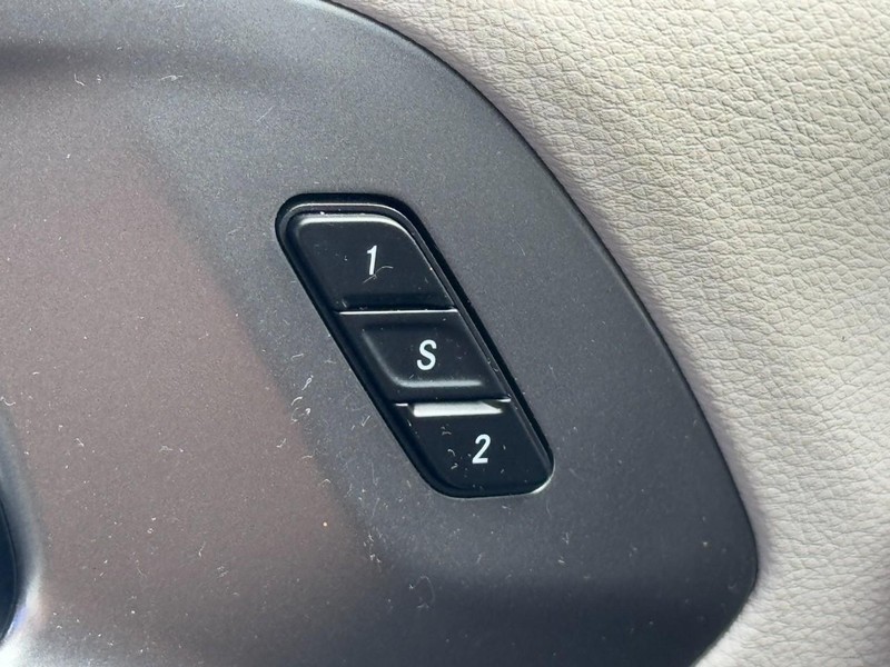 Chrysler Pacifica Vehicle Full-screen Gallery Image 17