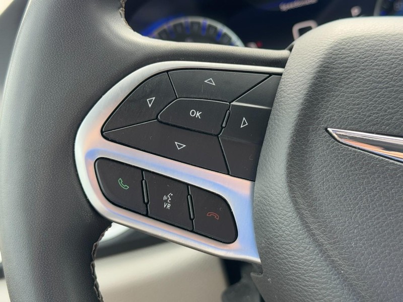 Chrysler Pacifica Vehicle Full-screen Gallery Image 18