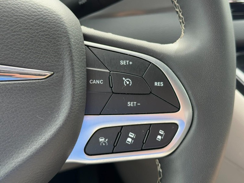 Chrysler Pacifica Vehicle Full-screen Gallery Image 19