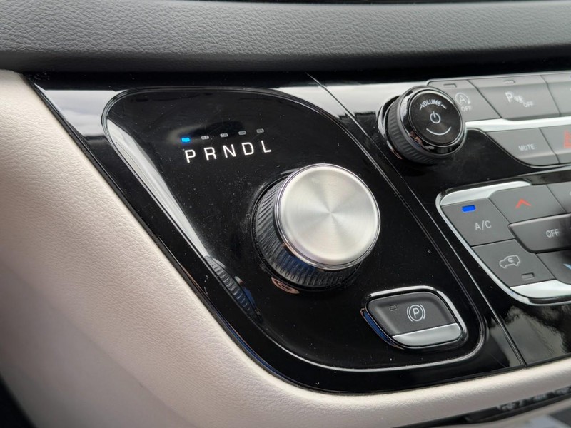 Chrysler Pacifica Vehicle Full-screen Gallery Image 21