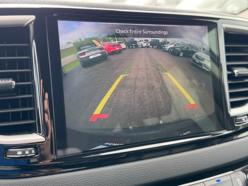 Chrysler Pacifica Vehicle Full-screen Gallery Image 23