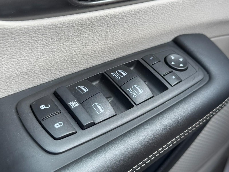 Chrysler Pacifica Vehicle Full-screen Gallery Image 24