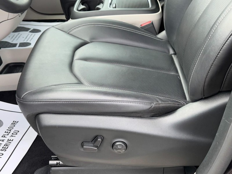 Chrysler Pacifica Vehicle Full-screen Gallery Image 25