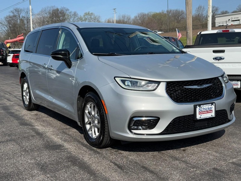 Chrysler Pacifica Vehicle Full-screen Gallery Image 02