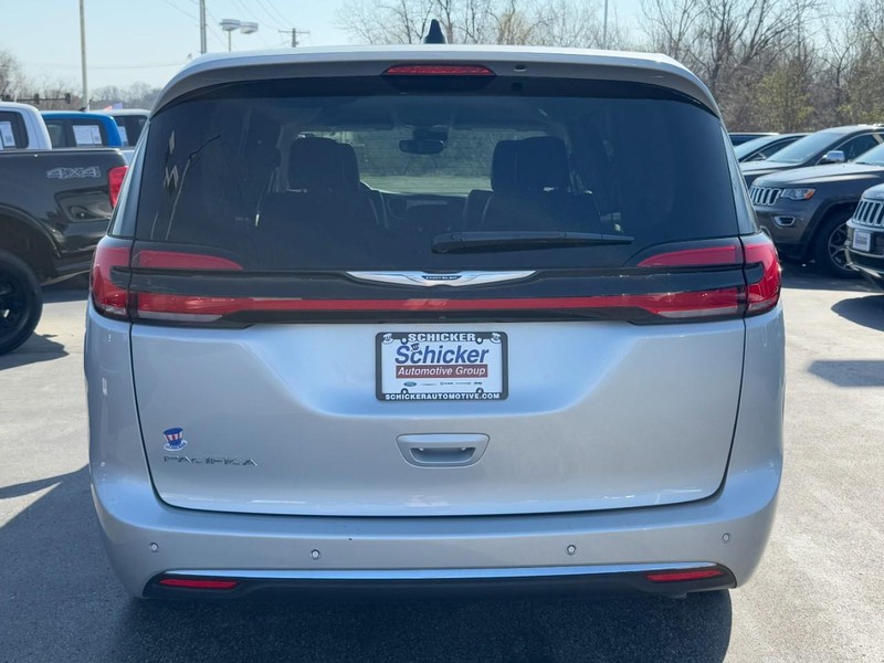 Chrysler Pacifica Vehicle Full-screen Gallery Image 04