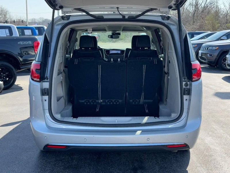 Chrysler Pacifica Vehicle Full-screen Gallery Image 05