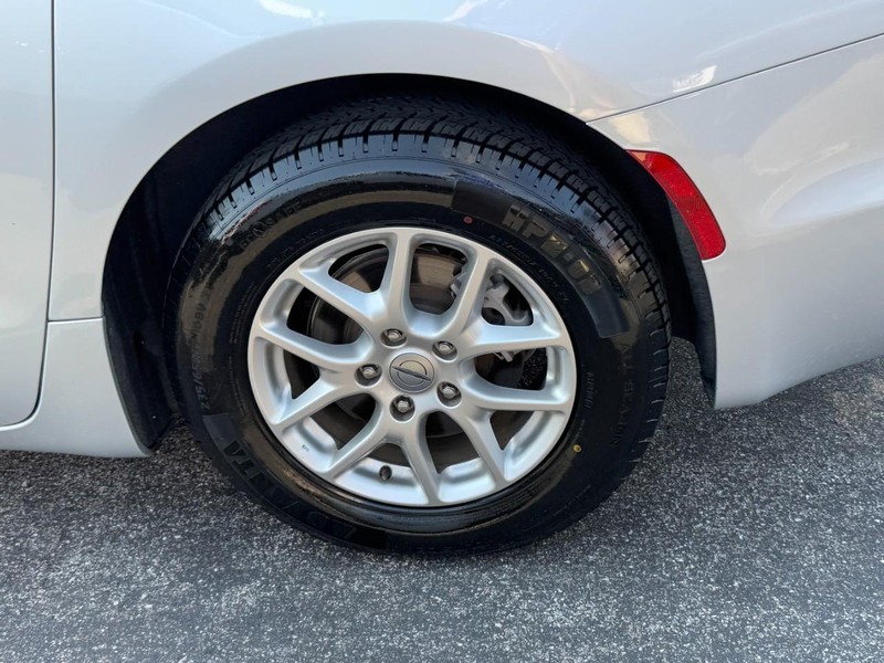 Chrysler Pacifica Vehicle Full-screen Gallery Image 07