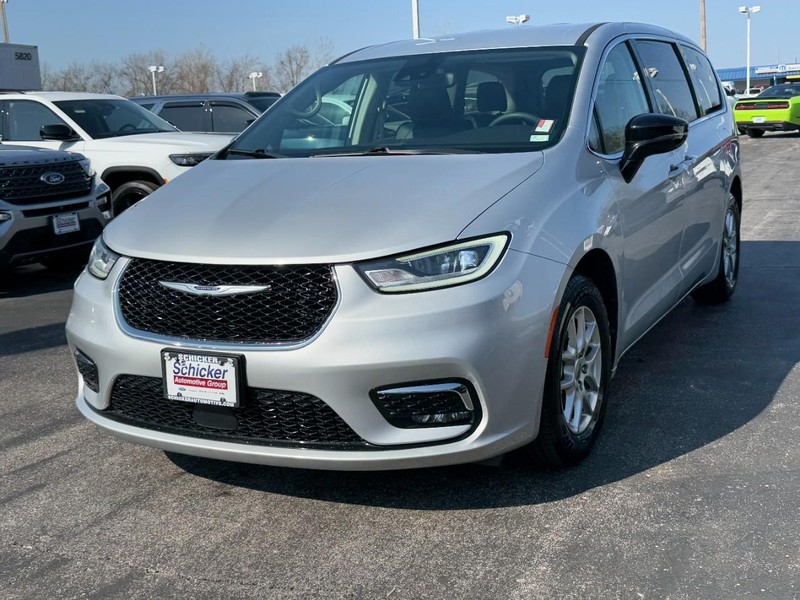 Chrysler Pacifica Vehicle Full-screen Gallery Image 08