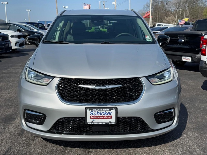 Chrysler Pacifica Vehicle Full-screen Gallery Image 09