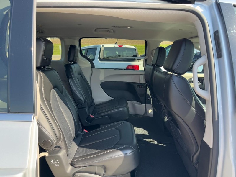 Chrysler Pacifica Vehicle Full-screen Gallery Image 10