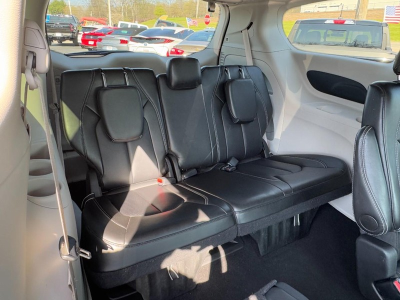 Chrysler Pacifica Vehicle Full-screen Gallery Image 11