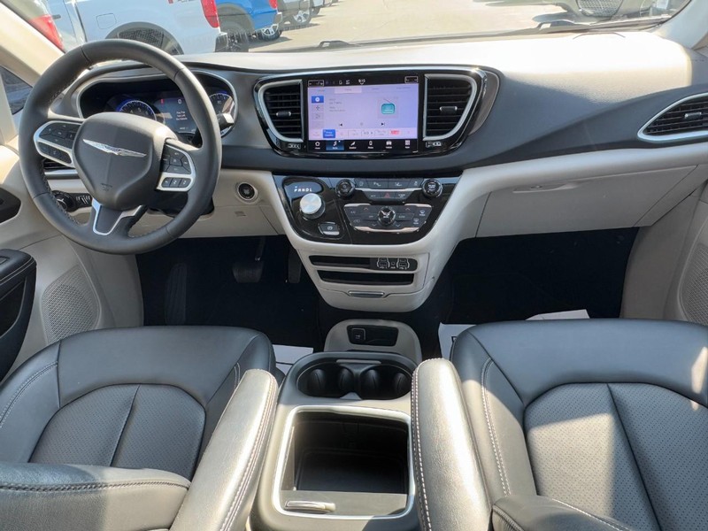 Chrysler Pacifica Vehicle Full-screen Gallery Image 12