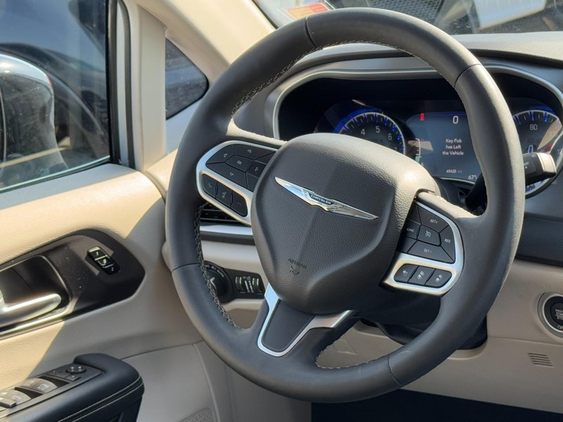 Chrysler Pacifica Vehicle Full-screen Gallery Image 13
