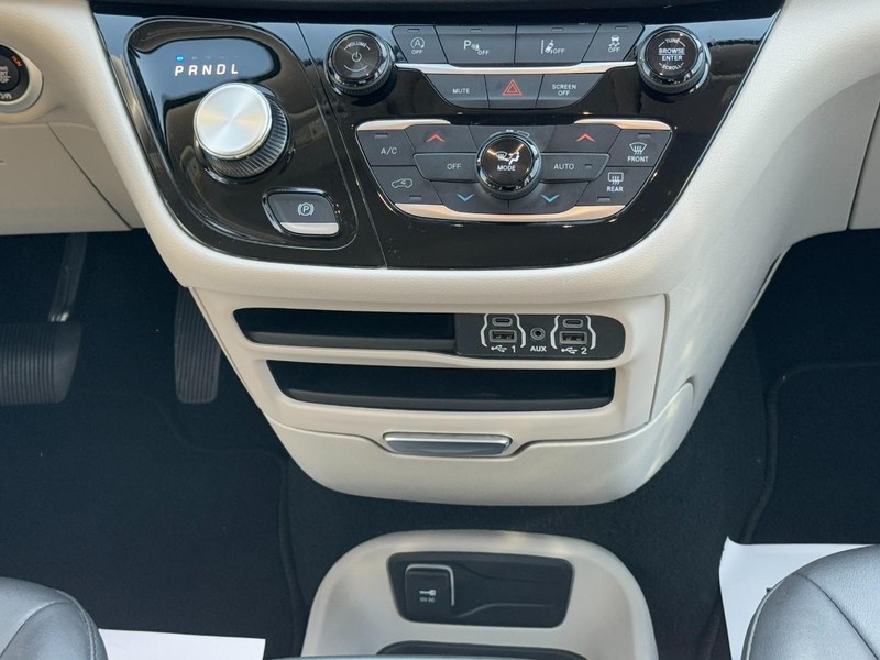Chrysler Pacifica Vehicle Full-screen Gallery Image 15