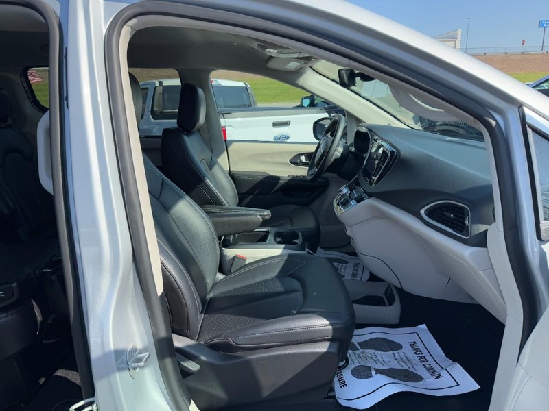 Chrysler Pacifica Vehicle Full-screen Gallery Image 16