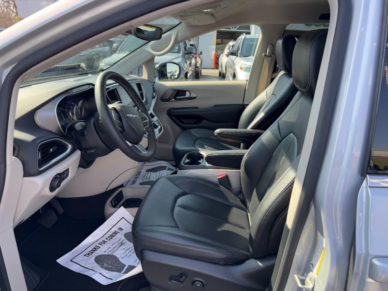 Chrysler Pacifica Vehicle Full-screen Gallery Image 17