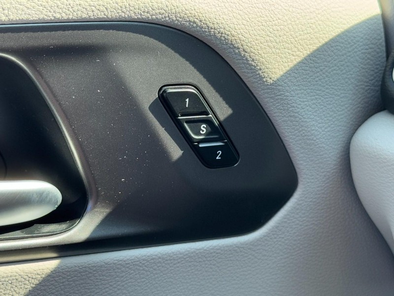 Chrysler Pacifica Vehicle Full-screen Gallery Image 18