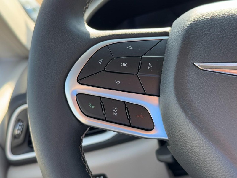 Chrysler Pacifica Vehicle Full-screen Gallery Image 19