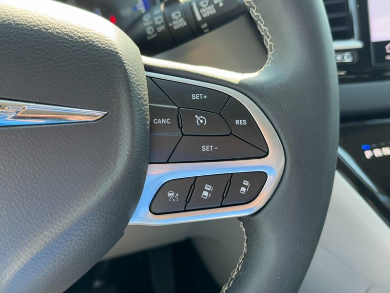 Chrysler Pacifica Vehicle Full-screen Gallery Image 20