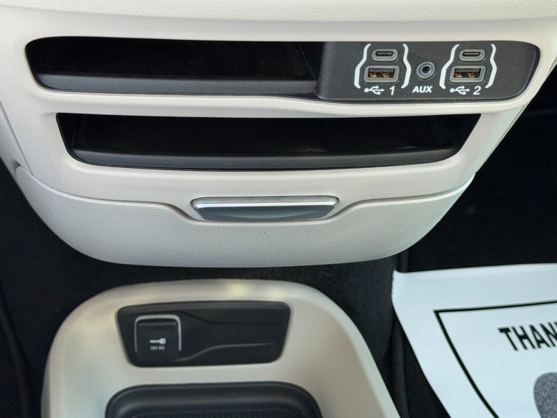Chrysler Pacifica Vehicle Full-screen Gallery Image 22