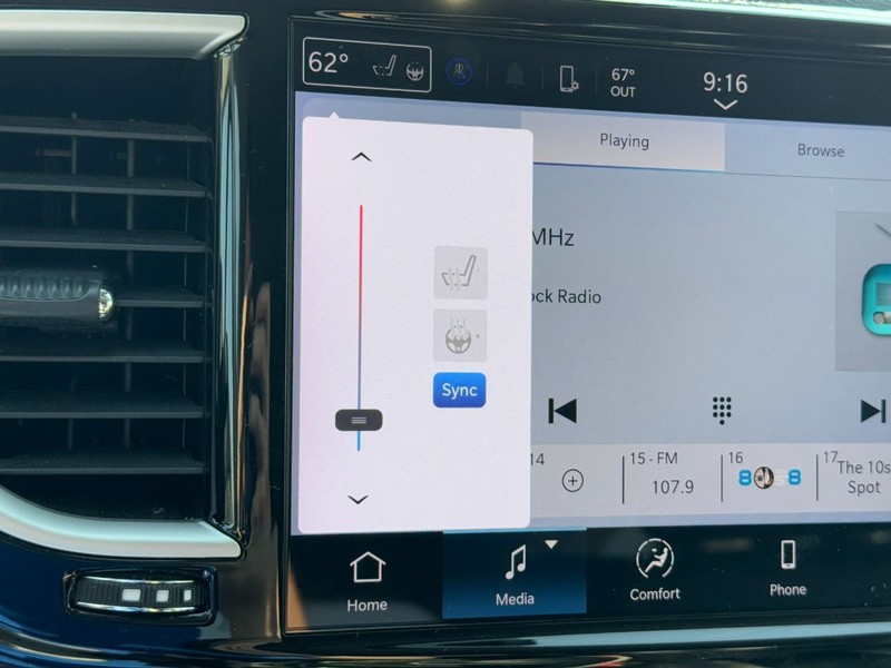 Chrysler Pacifica Vehicle Full-screen Gallery Image 23