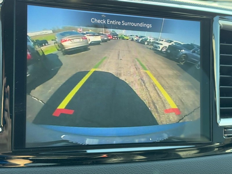 Chrysler Pacifica Vehicle Full-screen Gallery Image 24