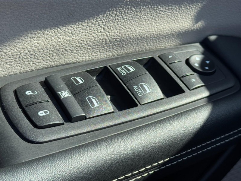 Chrysler Pacifica Vehicle Full-screen Gallery Image 25