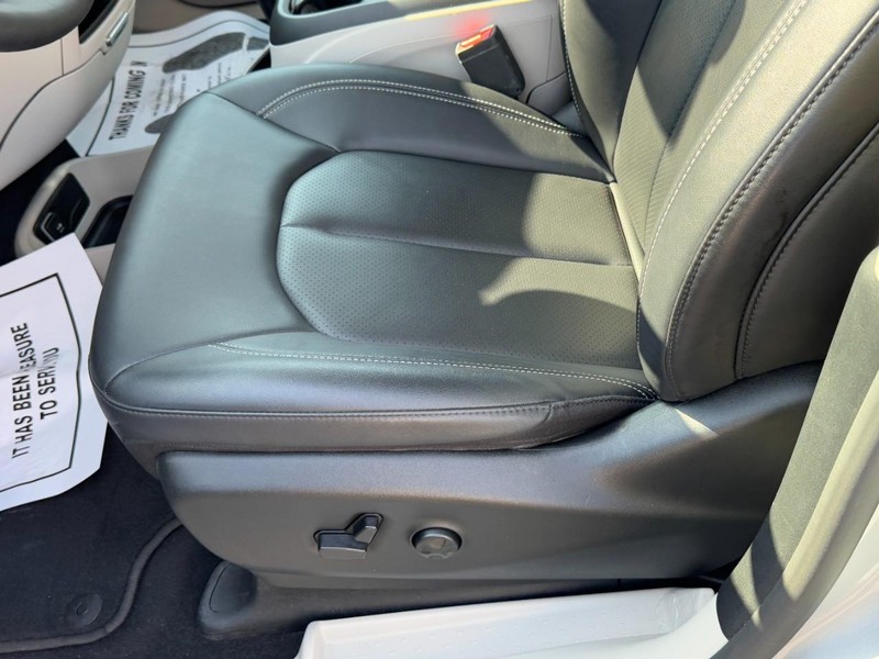 Chrysler Pacifica Vehicle Full-screen Gallery Image 26