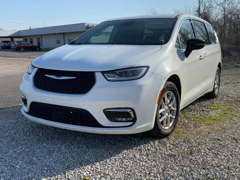 Chrysler Pacifica Vehicle Full-screen Gallery Image 02