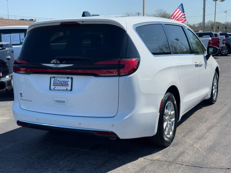 Chrysler Pacifica Vehicle Full-screen Gallery Image 03