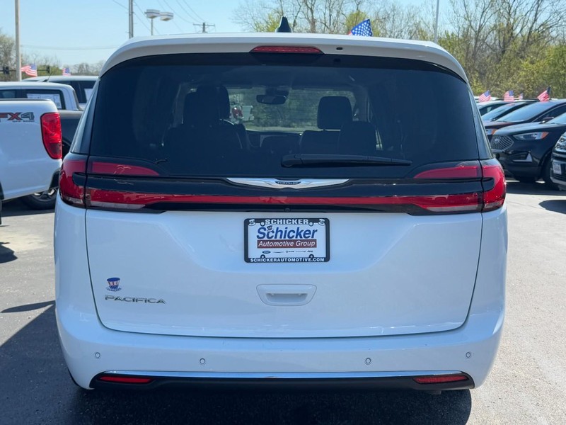 Chrysler Pacifica Vehicle Full-screen Gallery Image 04