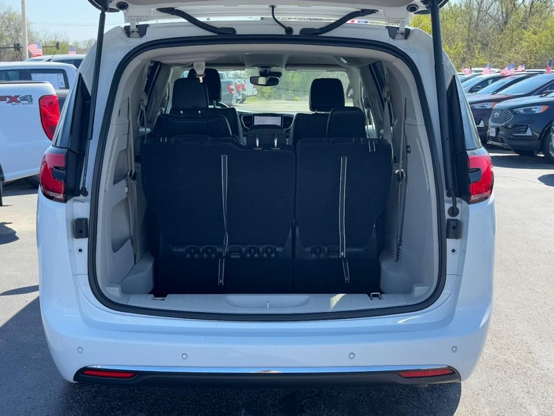 Chrysler Pacifica Vehicle Full-screen Gallery Image 05