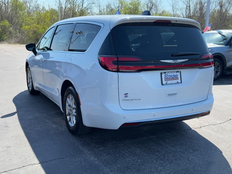 Chrysler Pacifica Vehicle Full-screen Gallery Image 06