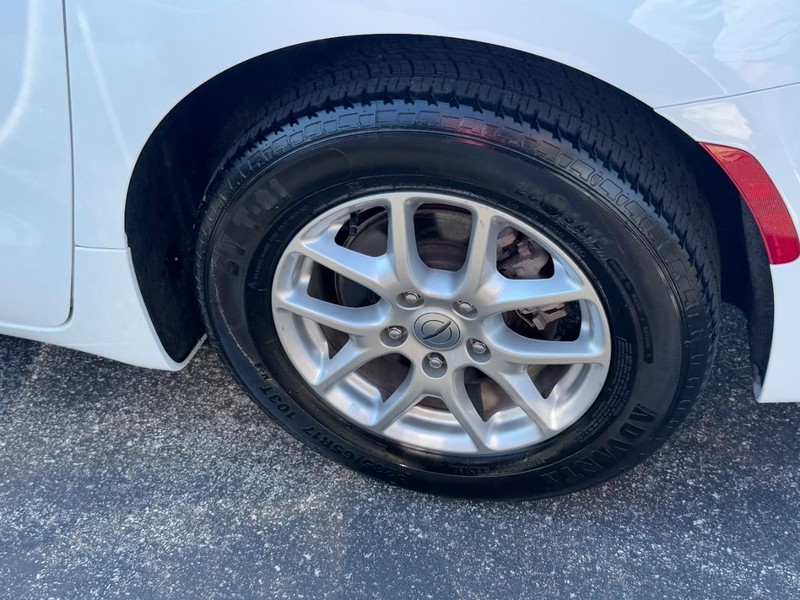 Chrysler Pacifica Vehicle Full-screen Gallery Image 07