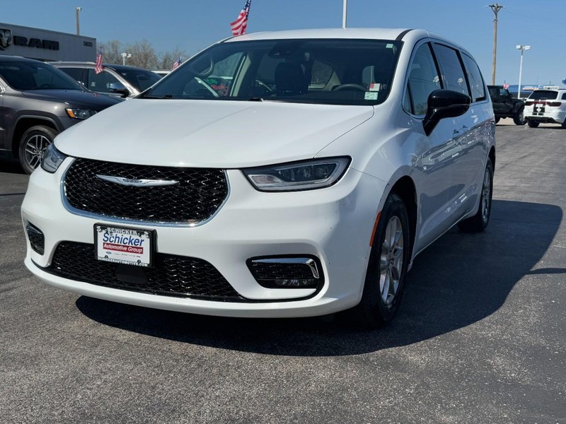 Chrysler Pacifica Vehicle Full-screen Gallery Image 08