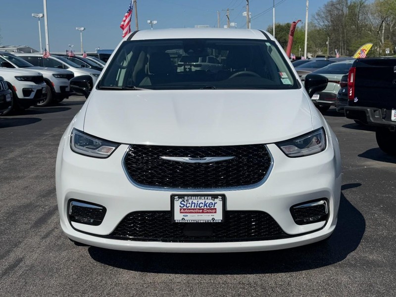 Chrysler Pacifica Vehicle Full-screen Gallery Image 09