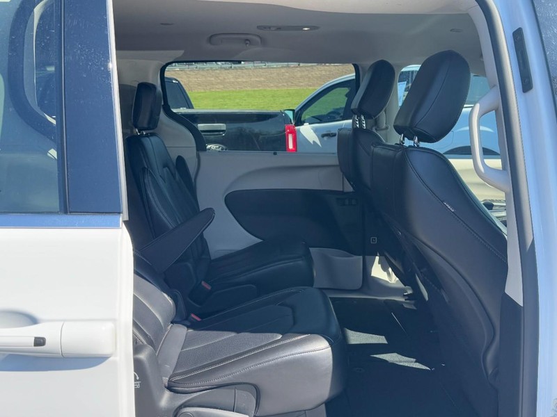 Chrysler Pacifica Vehicle Full-screen Gallery Image 10