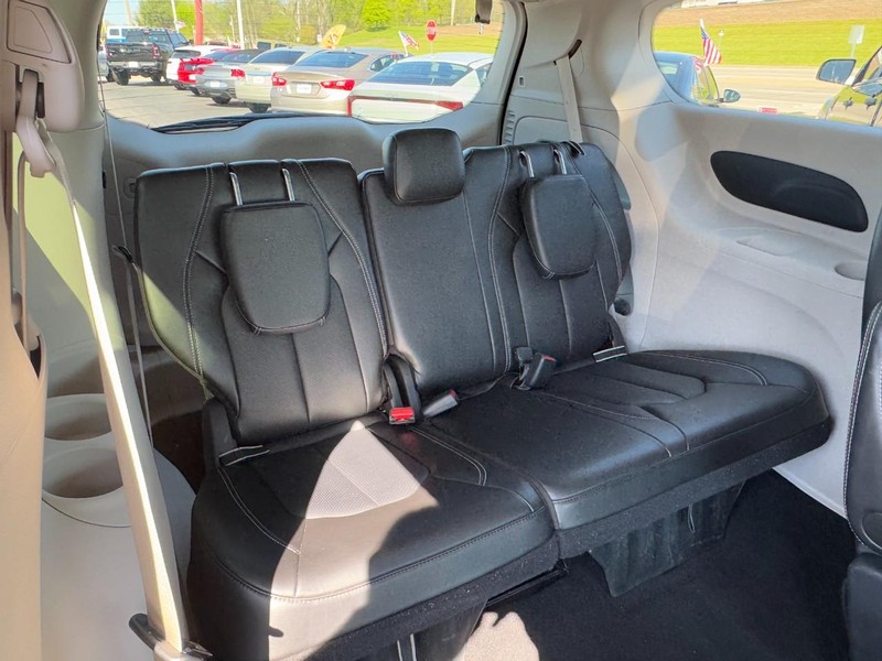 Chrysler Pacifica Vehicle Full-screen Gallery Image 11