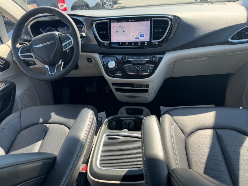 Chrysler Pacifica Vehicle Full-screen Gallery Image 12