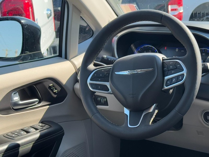 Chrysler Pacifica Vehicle Full-screen Gallery Image 13