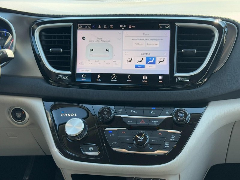 Chrysler Pacifica Vehicle Full-screen Gallery Image 14