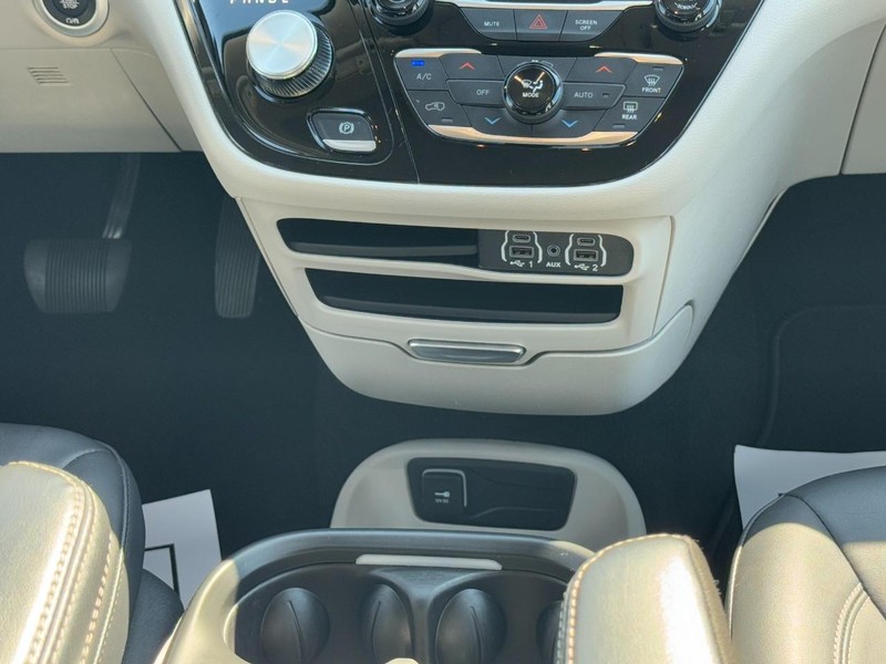 Chrysler Pacifica Vehicle Full-screen Gallery Image 15